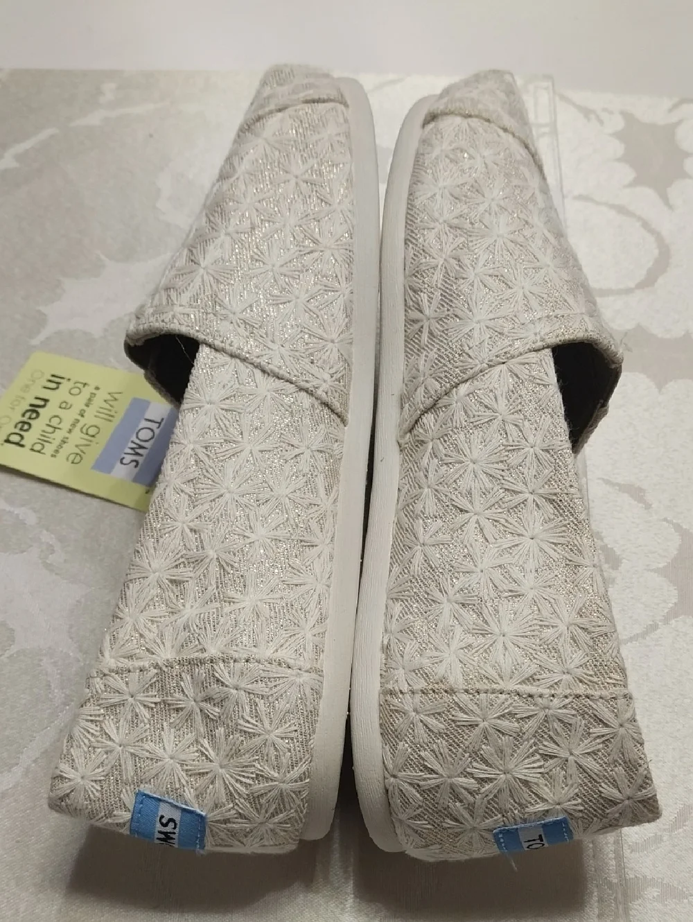 Tom's NWT Women's Natural Daisy Metallic Classic Slip-on Shoes Size 10 M Cream